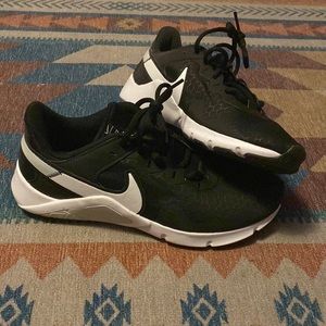 LIKE NEW Nike Women’s Essential Shoe